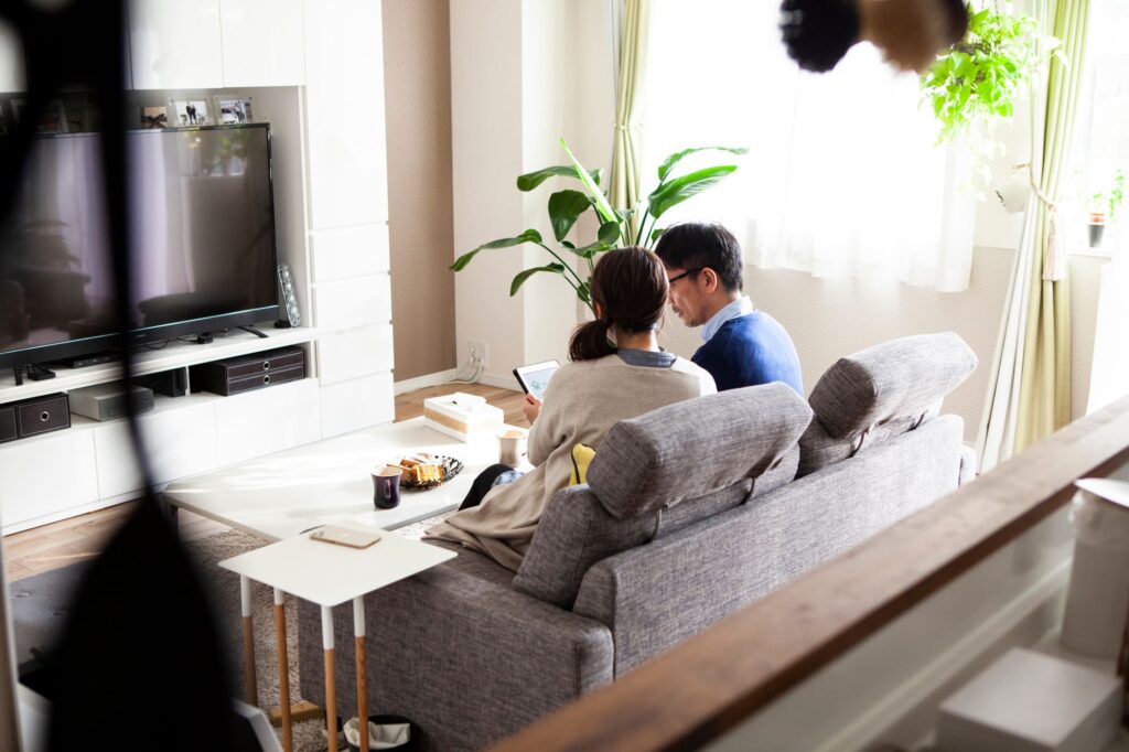 Couple suivant une séance de thérapie de couple en ligne depuis leur canapé