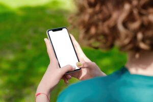 Femme consultant son téléphone en réfléchissant à prendre rendez-vous pour une séance de thérapie.
